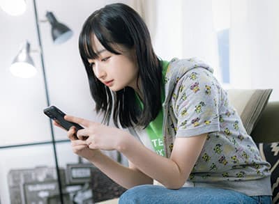 スマホを操作する人