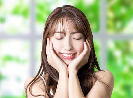 手で顔を覆っている女性